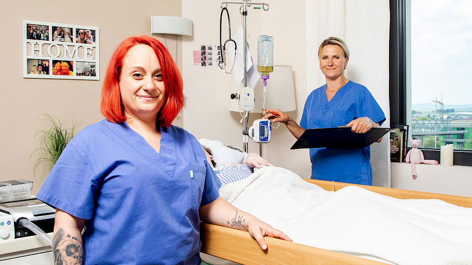 Zwei Pflegekräfte am Patientenbett